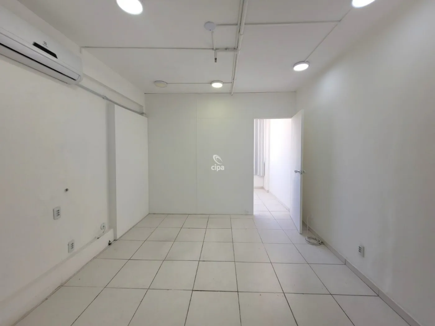Alugar Comercial / Sala em Rio de Janeiro R$ 750,00 - Foto 1